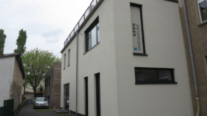 Umbau einer Metallbauwerkstatt zum Mehrfamilienhaus und Umbau einer Remise zum Büro